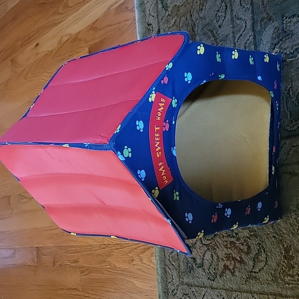 Build a Bear house. With velcro roof and sides. Comes with separate  cus…